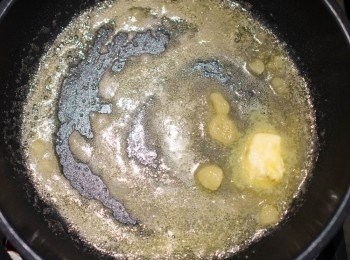 step2: 在平底鍋放入砂糖及奶油，開弱火加熱。

等到全體融化，發出泡泡直至變成茶色。