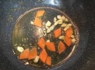 step8: 原鍋原油（如油不夠可再加一點），炒香蒜末與紅蘿蔔片；