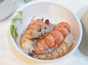 step2: 龍蝦解凍後, 沖洗乾淨, 用廚剪在底部剪開, 取出龍蝦肉, 殼留起, 用生粉以手洗過蝦和龍蝦肉, 沖水, 重複兩三次後將肉抹乾身, 加入<span class="group_3">醃料</span>待用