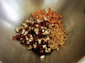 step7: 燒熱油鑊，加入蝦米、瑤柱、冬菇、膶腸、臘腸及臘肉，炒香，盛起。