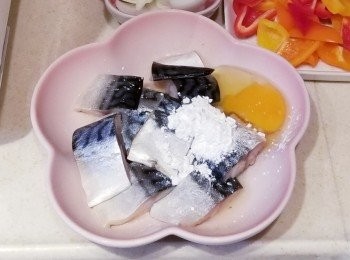 step3: 鯖魚加入一湯匙粟粉及蛋一隻，伴勻。
