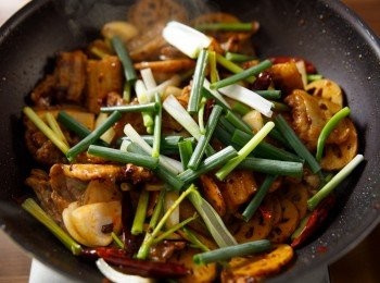 step5: 起鍋前再放入蔥段拌熟就完成了。