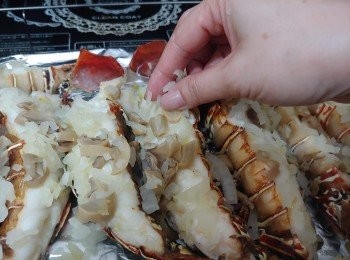 step7: 取出<a href="https://bit.ly/3CaaqmB" target="_blank" data-keyword="龍蝦尾" class="guide-link"><strong>龍蝦尾</strong></a> <span style="display:inline-block;vertical-align:middle;margin-top:-3px;color:initial;border-radius:3px;padding:2px 3px;font-size:12px;line-height:14px;background:#87d300;color:#fff;">即買</span> ， 在蝦肉上灑上適量洋蔥磨菇餡， 最後灑上Pizza 芝士及香草