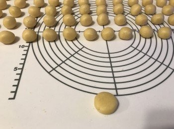 step5: 將粉團分割小量搓成圓形（每個約8g)，輕力壓扁