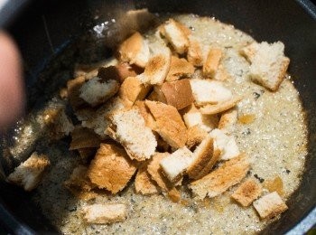 step3: 變成茶色後即將微波好的吐司邊放入。

拌一拌。