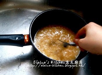 step7: 繼續用慢火快手拌勻以免結塊 , 拌勻成幼滑糊狀