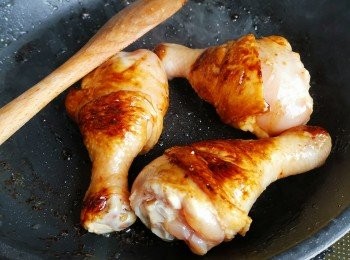 step3: 待冰糖溶了後，將雞脾放入煎至雞脾兩面沾上焦糖，成金黃色即可取出