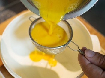 step3: 取一個濾網過濾蛋液。
＊如此一來，做出來的玉子燒會更綿密蓬鬆喔！