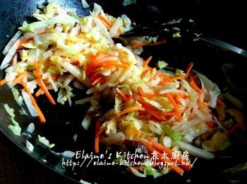 step5: 再加入椰菜 , 少許鹽拌炒數分鐘至椰菜軟身