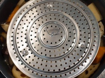 step4: 十分鐘後加入<span class="group_3">調味料2</span>並加上蓋子。
加上蓋子後弱火煮10分鐘。