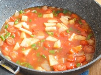 step4: 下少許油，炒洋蔥，青紅椒三分鐘，加所有<span class="group_2">調味料</span>，煮沸醬汁，試味，再加菠蘿拌勻