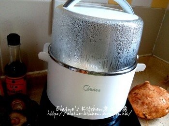 step1: 銀芽放入美的早餐機的煲仔內加水 , 蓋上蓋按<蒸 / 煮>功能 , 時間調至15分鐘
