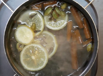 step3: 在鍋中倒入水及全部的材料。
※肉桂折對半。丁香撥細。小荳蔻將殼與種子分別撥開。