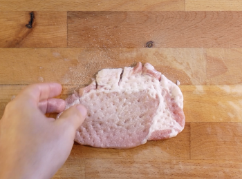 step3: 兩面撒上胡椒鹽。