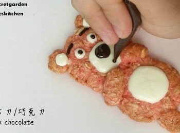 step17: 最後用黑巧克力畫上