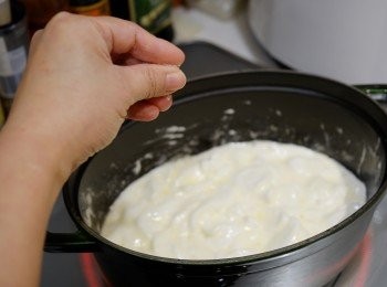 step3: 下少許鹽吊味立即攪勻