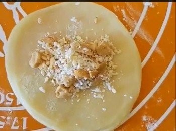 step6: 放入花生碎、芝蔴及砂糖