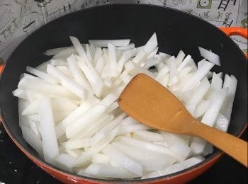 step7: 入模後用剩餘的臘味料鋪面。
蒸爐100度蒸1小時15分鐘便可