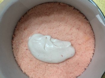 step5: 將蛋糕片放於6”模內，模內四周同模底分別墊上牛油紙，即可準備第2層蛋糕漿的步驟。