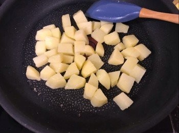 step2: 放1湯匙油燒熱平底鑊，放入薯仔粒，1茶匙鹽炒至熟透 (約5分鐘)，盛起