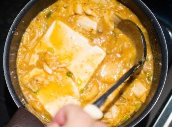 step5: 煮至沸騰以後，放入豆腐。
熱騰騰的涓豆腐就完成了，味道可是能媲美店內的美味呢！