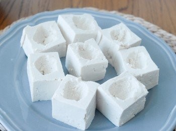 step2: 將豆腐切塊，然後用廚紙吸乾水份，再挖出小部份豆