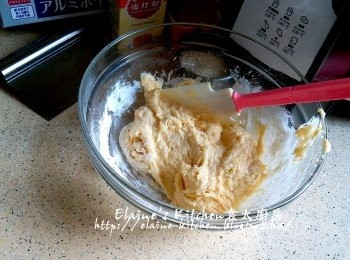 step3: 倒入麵粉泡打粉內 , 再加入100ml水 , 用刮刀拌成粉糰