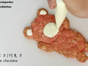 step15: 用白巧克力先畫上耳朵,肚子跟臉