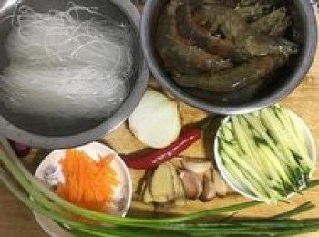 step1: 冬粉用冷水泡軟；紅蘿蔔切絲；櫛瓜或高麗菜切絲；薑切片；鮮蝦剪去嘴巴和頭部的鬚腳，並除去泥腸（方法請參考步驟2、3）。