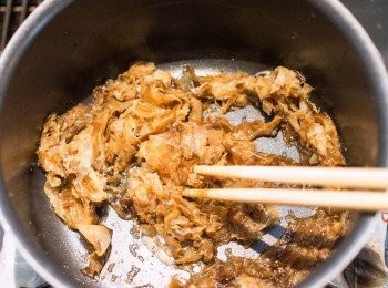 step2: 將芝麻以外的柴魚、<span class="group_2">調味料</span>放入鍋中用弱火炒一炒。