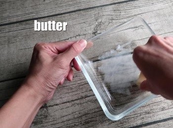 step6: 將模具底部塗上薄薄的奶油，在上面灑些細砂糖備用。