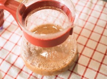 step4: 接著濾掉茶葉渣。
就得到一壺濃濃香香的奶茶啦！