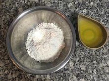 step6: <span class="group_3">油酥</span>的制作: 先將材料秤好。
註:玄米油可以用任何一種家裡有的油品做替換，只是最好不要選擇味道過重的油。
