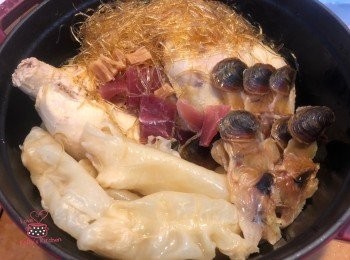 step2: 花膠浸發好，素翅解凍後用水沖洗一下，備用；