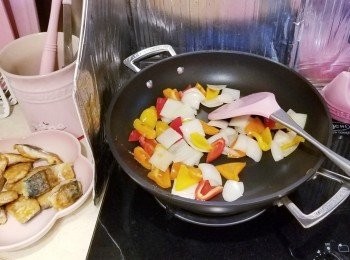 step5: 彩椒及洋蔥下鑊炒勻再加鯖魚拌好。