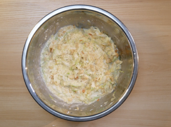 step2: 將<span class="group_2">麵衣</span>混合。
＊山藥磨成泥加入。
加入高麗菜再混合。
如果有<span class="group_2">麵衣</span>配料的話，可以選擇性加入混合。