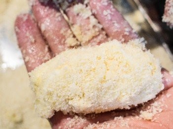 step5: 依序沾上<span class="group_3">麵衣</span>
在沾上麵包粉。