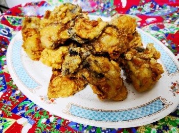 step3: 燒熱油鑊逐隻放入油炸至金黄取出便可上桌灑上炒香的 胡椒鹽 便可享用