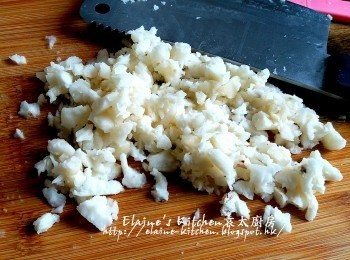 step1: 馬蹄用水沖一沖洗 , 去皮後再用水沖洗乾淨 , 將馬蹄拍碎