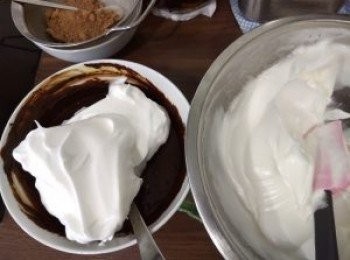 step6: 蛋白分三次加入朱古力混合物中，動作要輕。