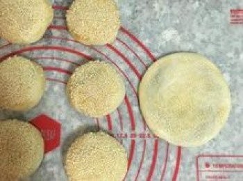 step25: 沾好芝麻後，用橄麵棍輕輕將燒餅橄成圓薄狀；（請特別注意底下的收口處千萬不能開掉，否則蜜糖漿會流出來。）