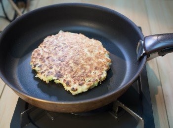 step5: 翻面在煎3分鐘。
用筷子插一下，確認中間有沒有熟。
（沒有熟的話再蓋上蓋子蒸煮約2分鐘）