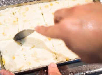 step3: 取一個平底容器（建議為四角形），將<span class="group_2">奶油醬</span>倒入，放涼一些後放進冰箱冷藏30分鐘以上。

混合<span class="group_3">麵衣</span>備用。
將<span class="group_2">奶油醬</span>從冰箱取出，用湯匙切成塊。