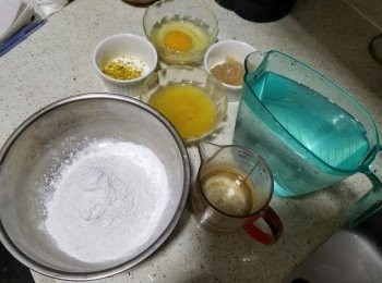 step1: 預備所有材料:
糯米粉65g
開粉用的水60g
冰糖50g
桂花1茶匙半
酒糟65g
細雞蛋1隻
水520g