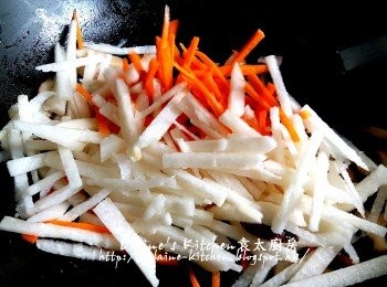 step4: 燒紅鑊 , 先爆香冬菇有香味 , 加入甘旬及沙葛拌勻