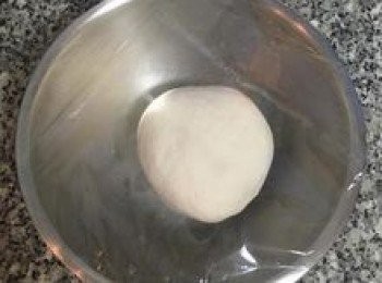 step5: 取出麵糰，在工作檯上將麵糰揉成不沾手的均勻麵糰即可，燙麵較柔軟，所以不需要過度的用力去揉,主要是要讓麵糰揉勻。揉好的麵糰用保鮮膜蓋住，鬆馳靜置。