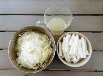 step3: 將白蘿蔔洗淨，去皮，將白蘿蔔外圍刨絲，中心部分切成幼條。蘿蔔絲佔2/3，幼條佔1/3。揸出蘿蔔水120毫升。