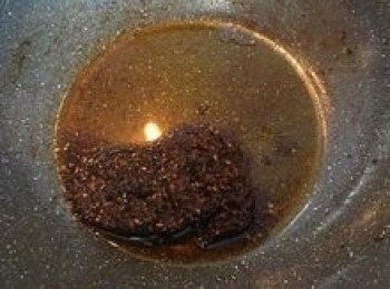 step18: 小火炒滾到香味飄出即可關火（圖內<span class="group_3">麻辣鍋醬</span>已裝瓶，故量較少，不過這樣的量已夠煮一鍋麻辣鍋了喔～）