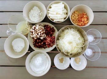 step1: 將膶腸、臘腸及臘肉切粒。將冬菇洗淨切粒。