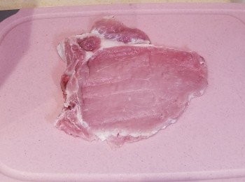 step1: 豬扒洗淨後用廚紙抹乾，用尖刀插豬扒令纖維斷開，並用刀拍鬆豬扒。